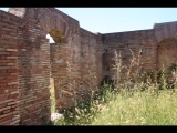 08457 ostia - regio v - insula iii - casa (v,iii,5) - via delle ermette - 5. laden von sueden - bli ri suedwesten - li - zugang zu 4. laden von sueden - 06-2024.jpg